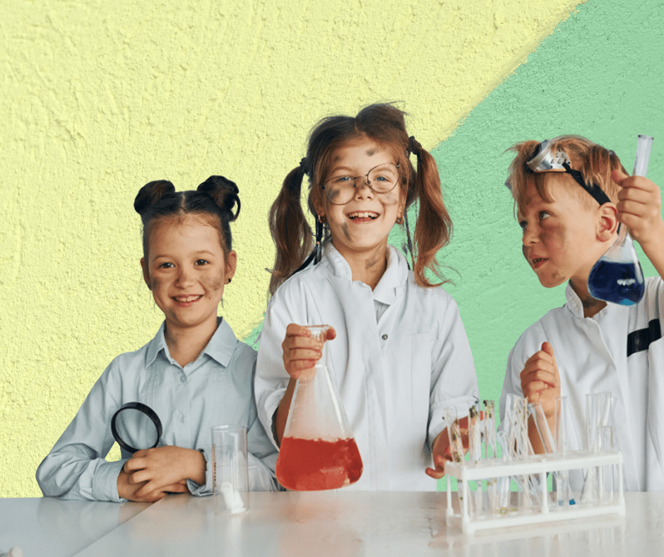 Drei Kinder führen gemeinsam ein kleines Experiment durch und lachen dabei – spielerisches Entdecken von Wissenschaft.