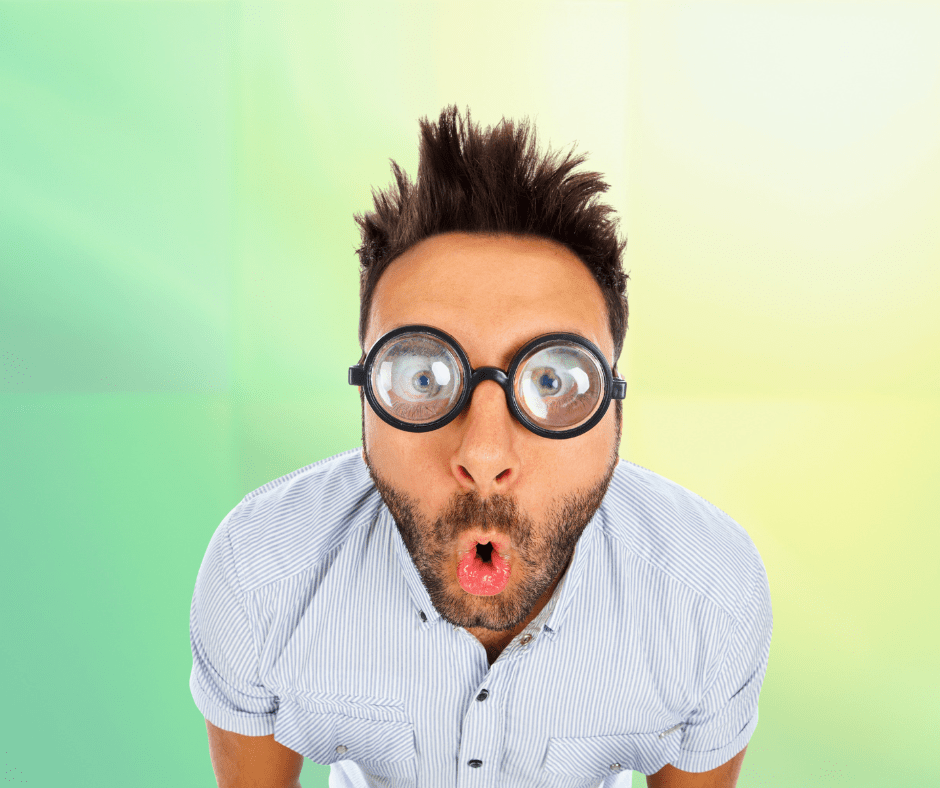 Staunender Mann mit großer Brille und offenem Mund vor farbigem Hintergrund